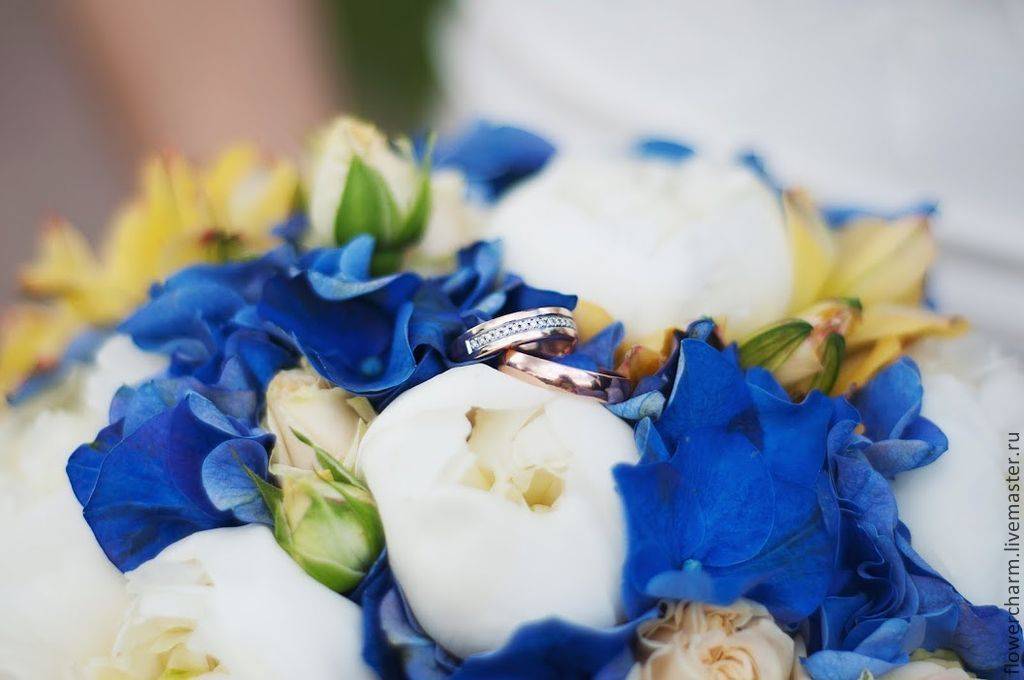 Синий свадебный букет невесты