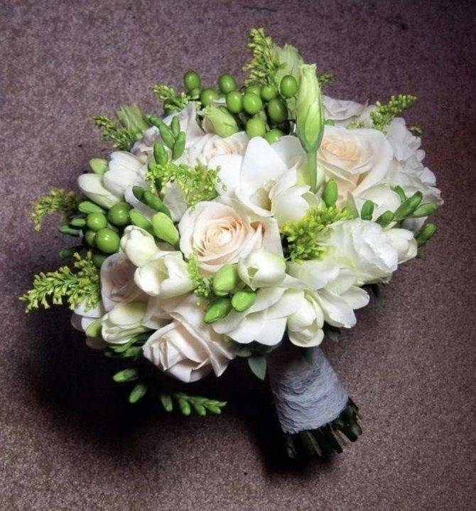 Модная идея – свадебный букет из фрезий и роз: фото сочетания с образом невесты