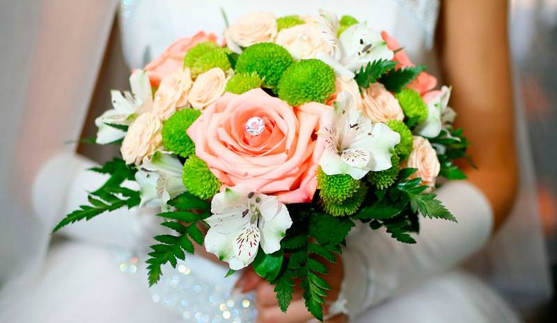 Букет жениха для невесты: кто должен покупать на свадьбу, как выбрать форму, размер и цвет, стоит ли учитывать язык цветов тем, кто дарит композицию