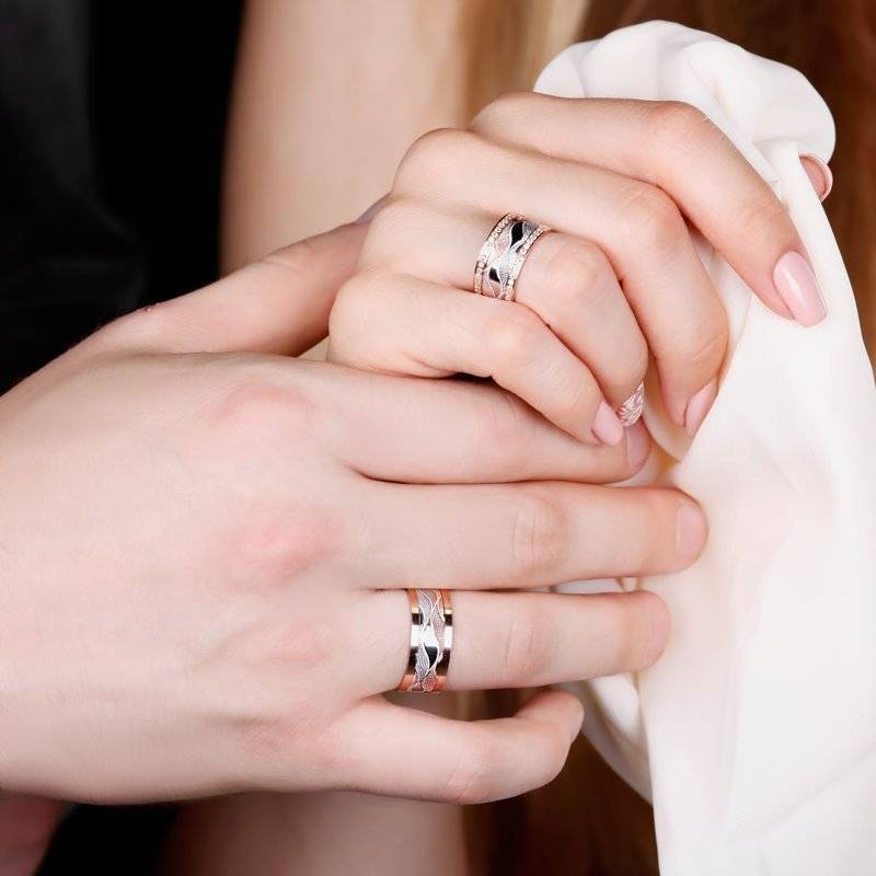 Венчальное и обручальное кольцо на одном пальце