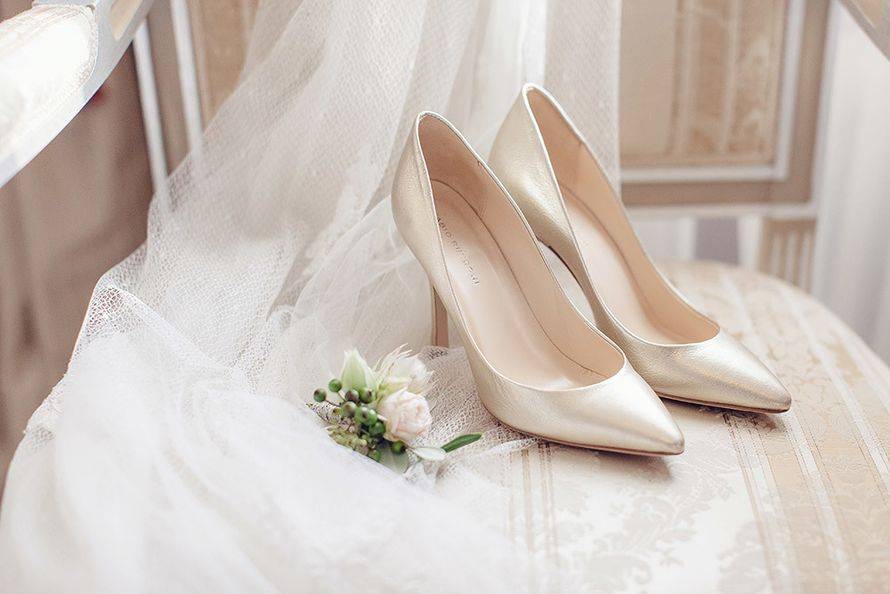 Правильно подобранные свадебные туфли на низком каблуке – это залог красивого образа невесты. фото и советы