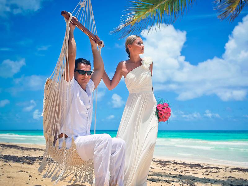 Пляжная свадьба: как лучше сделать и какое платье выбрать?