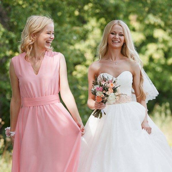 Платье на свадьбу для мамы невесты: фасоны красивых вечерних нарядов 2021 года