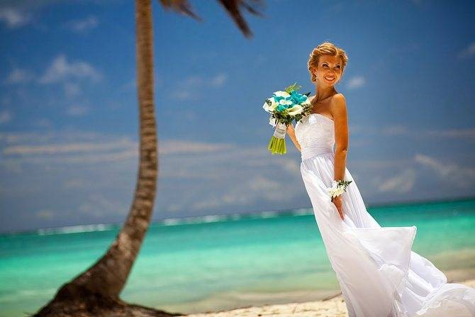 Выбираем платье для пляжной церемонии бракосочетания