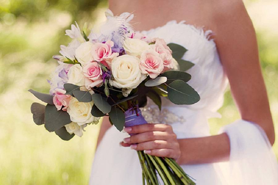 Девушка поймала букет невесты: что говорят традиции и приметы
