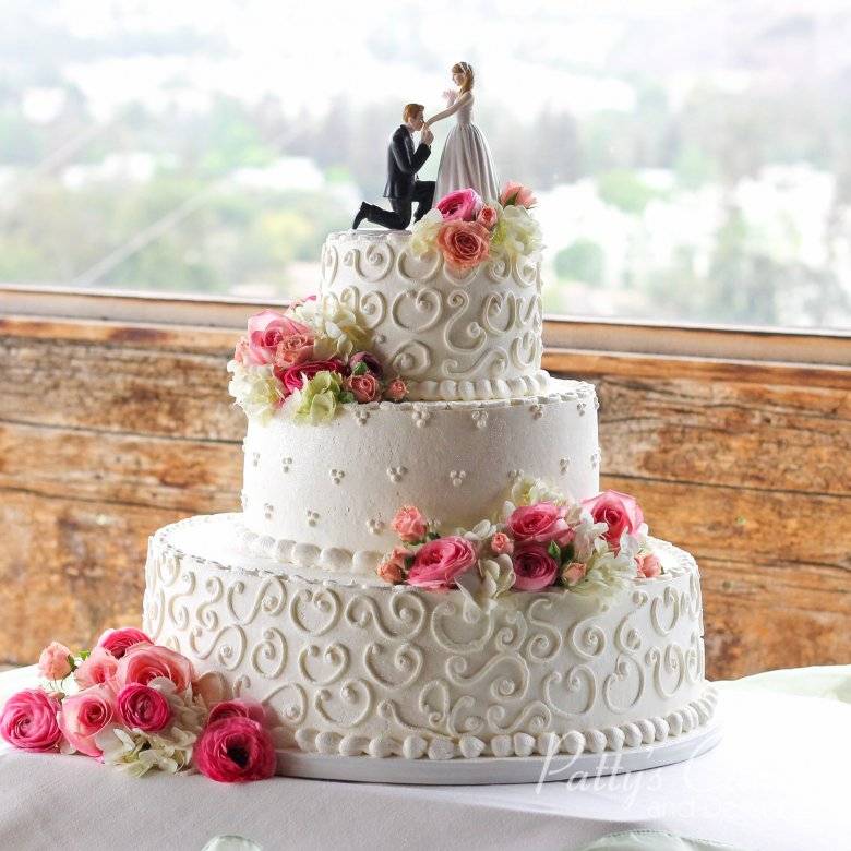 Символ пути к семейному счастью – трехъярусный свадебный торт: кремовый и не только