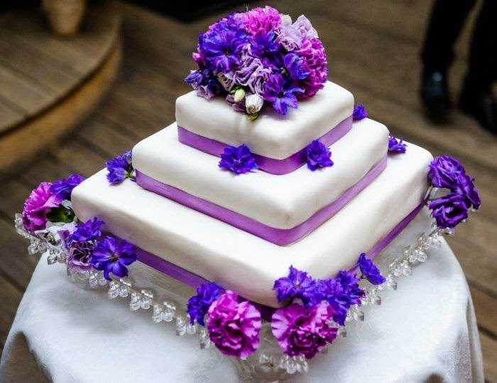 Фиолетовый свадебный торт с кремом и цветами