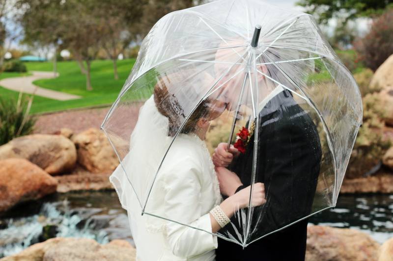 Дождь на свадьбу: советы, приметы и идеи для фото