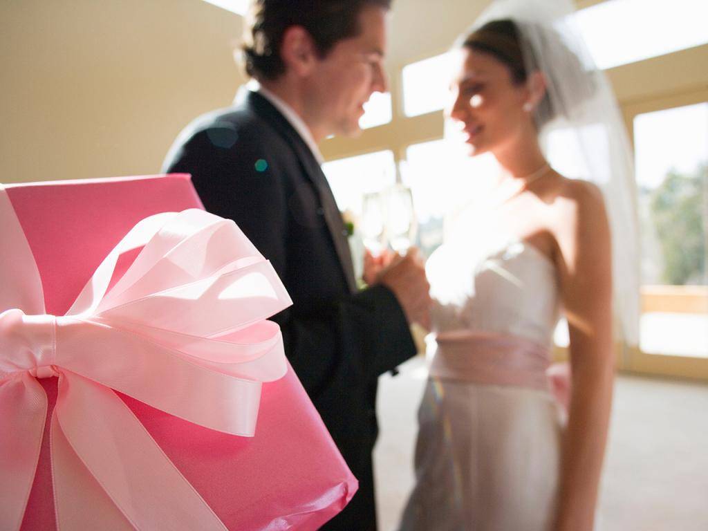 Как выбрать подарок невесте на свадьбу