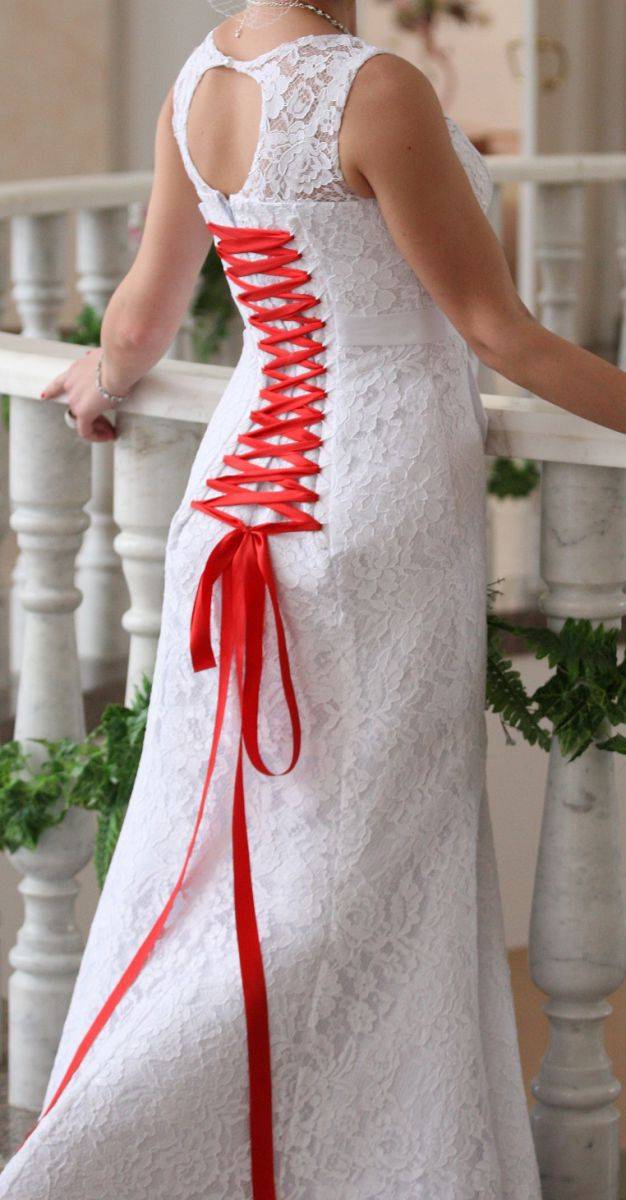 Красная лента как украшение на свадебном платье или что значит быть верной традициям