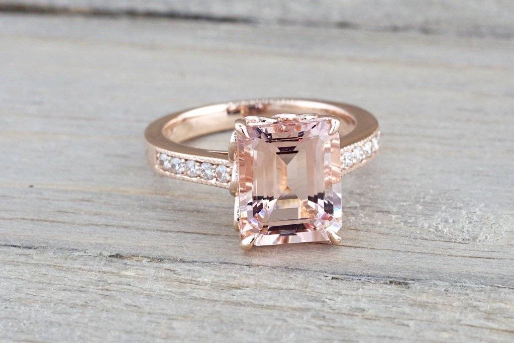 Обручальные кольца из розового золота с бриллиантом