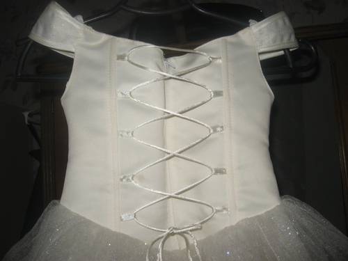 Платье на шнуровке: модели с завязками на боку, сзади и спереди, фото