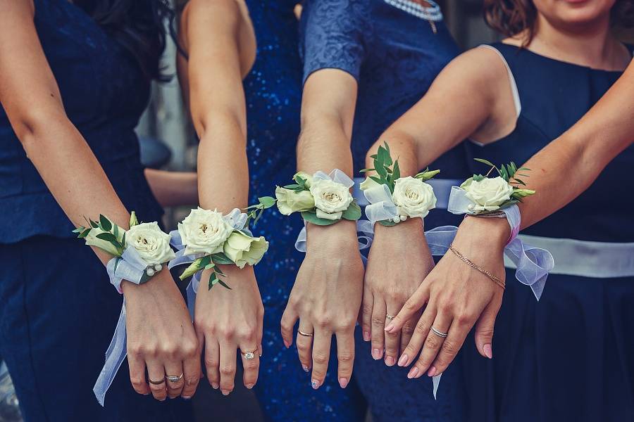 Браслет из цветов для подружек невесты: как сделать из живых и искусственных цветков, плюсы и минусы цветочных украшений на руку, инструкции и видео-уроки