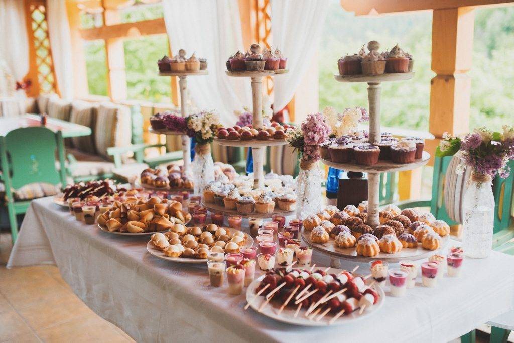 Выбираем десерты к свадьбе — что нужно знать о сладостях для candy–бара