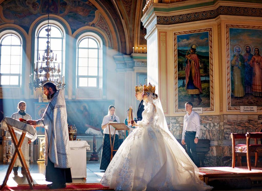 Как проходит венчание в православной церкви: этапы процедуры, какие слова говорит священник на церемонии, атрибуты обряда, что делают свидетели при проведении ритуала