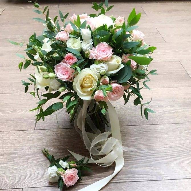 Букет невесты из кустовых роз (74 фото): свадебные композиции из роз с белыми эустомами, синими фрезиями и красными альстромериями