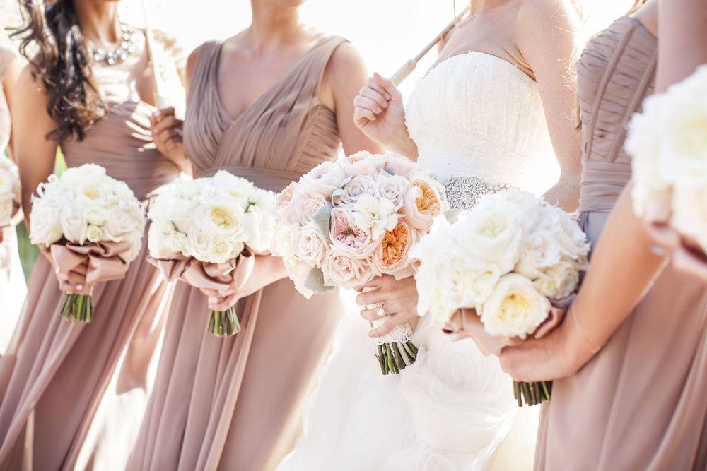 Нежность в ее лучшем проявлении – пудровый букет невесты: выбираем цветы