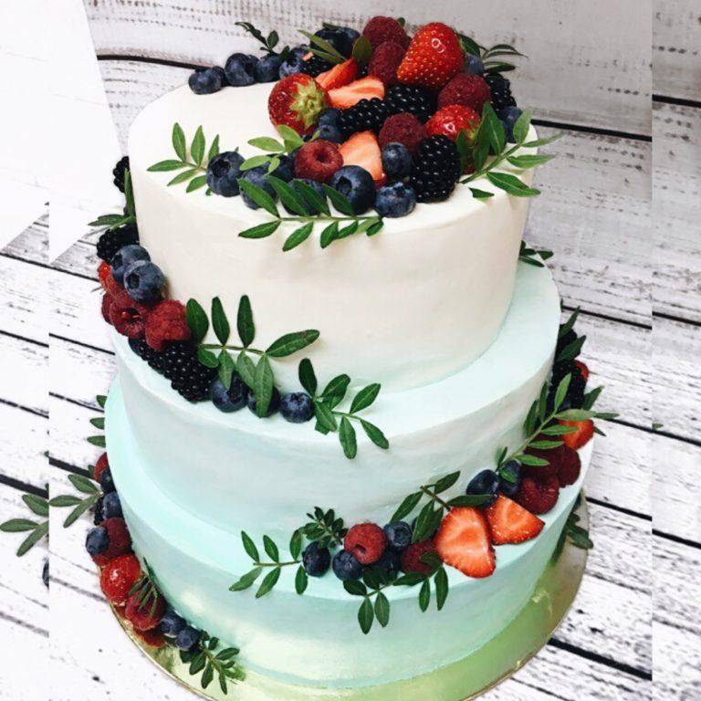 Свадебные торты с фруктами и ягодами – яркое украшение стола