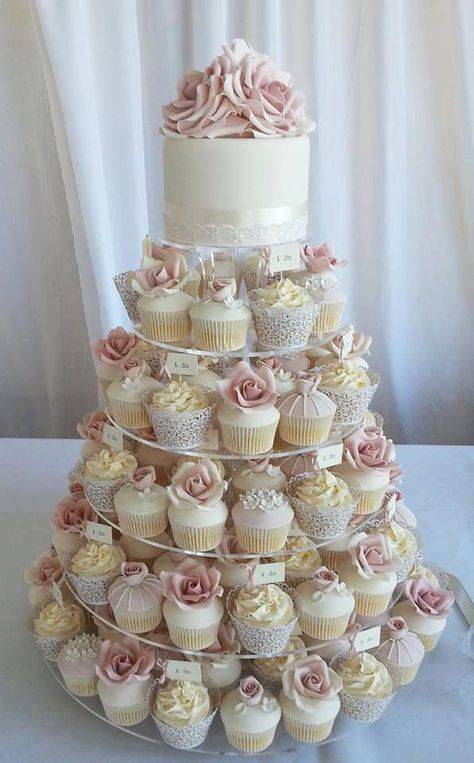 Порционный свадебный торт с капкейками, кексами, маффинами, пирожными с мастикой, ягодами