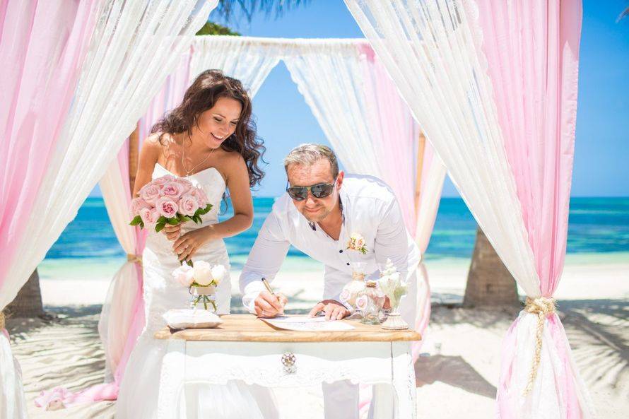 Свадебная церемония на пляже: советы по выбору платья, декора (фото, видео)