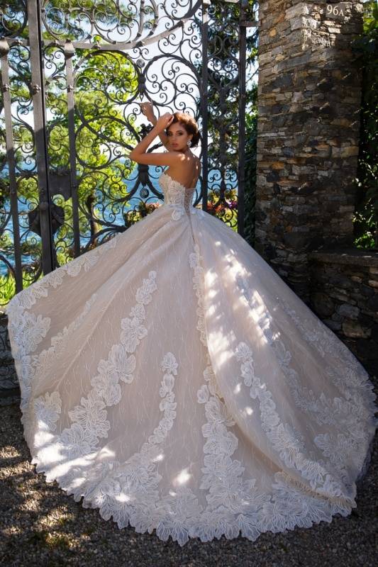 В облаке нежности: какой невесте стоит примерять пышные свадебные платья – советы и фото самых красивых фасонов