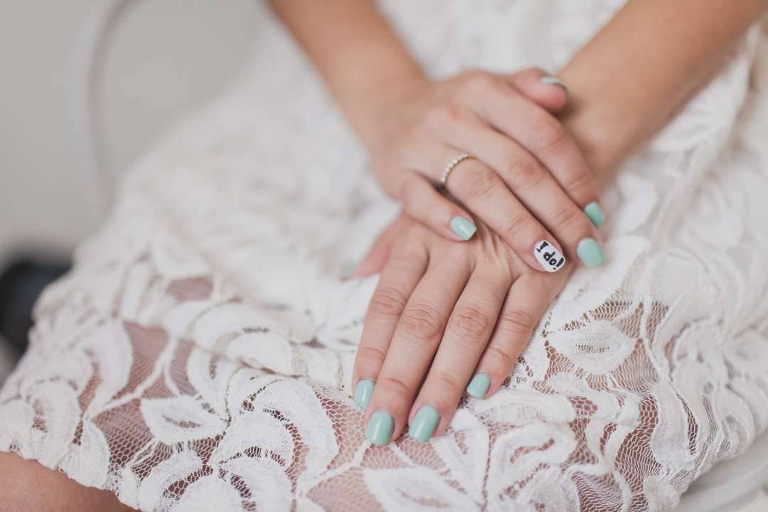 Особенности свадебного маникюра 2020 года для невесты - фото новинки, крутые идеи, советы по цветовой палитре