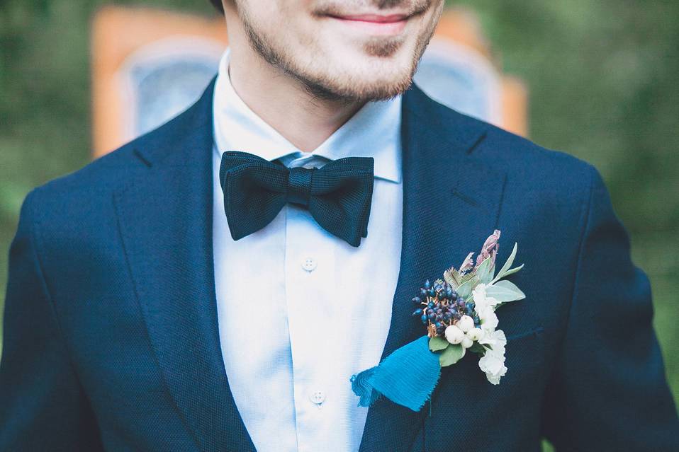 Синий свадебный костюм для жениха: модные фасоны, оттенки и аксессуары