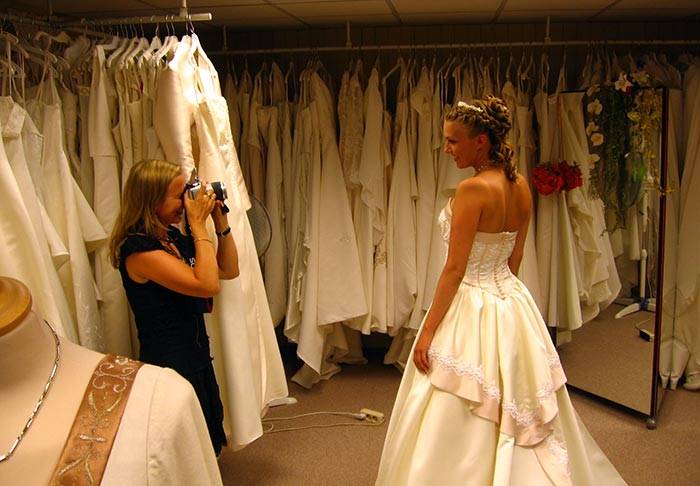 Примета о примерке свадебного платья подружки?, которую в [2019] соблюдают многие – быть ли беде