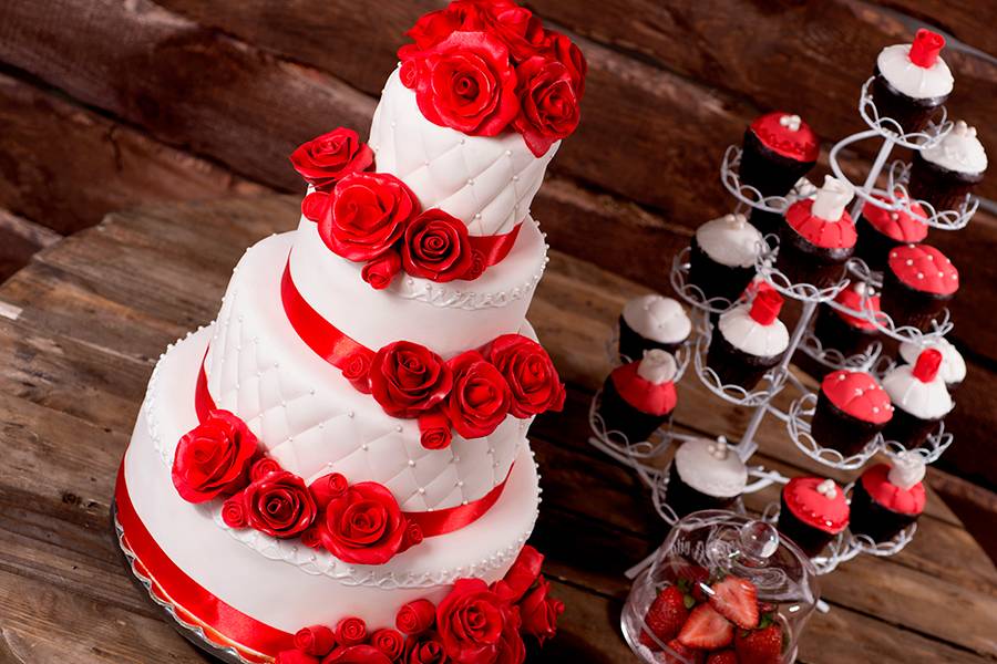 Классический нежный свадебный торт – кремовый с розами: фото оформления