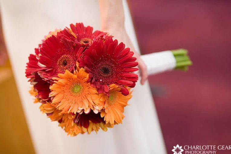 Огненные оттенки праздника – осенние свадебные букеты для невесты: фото примеров