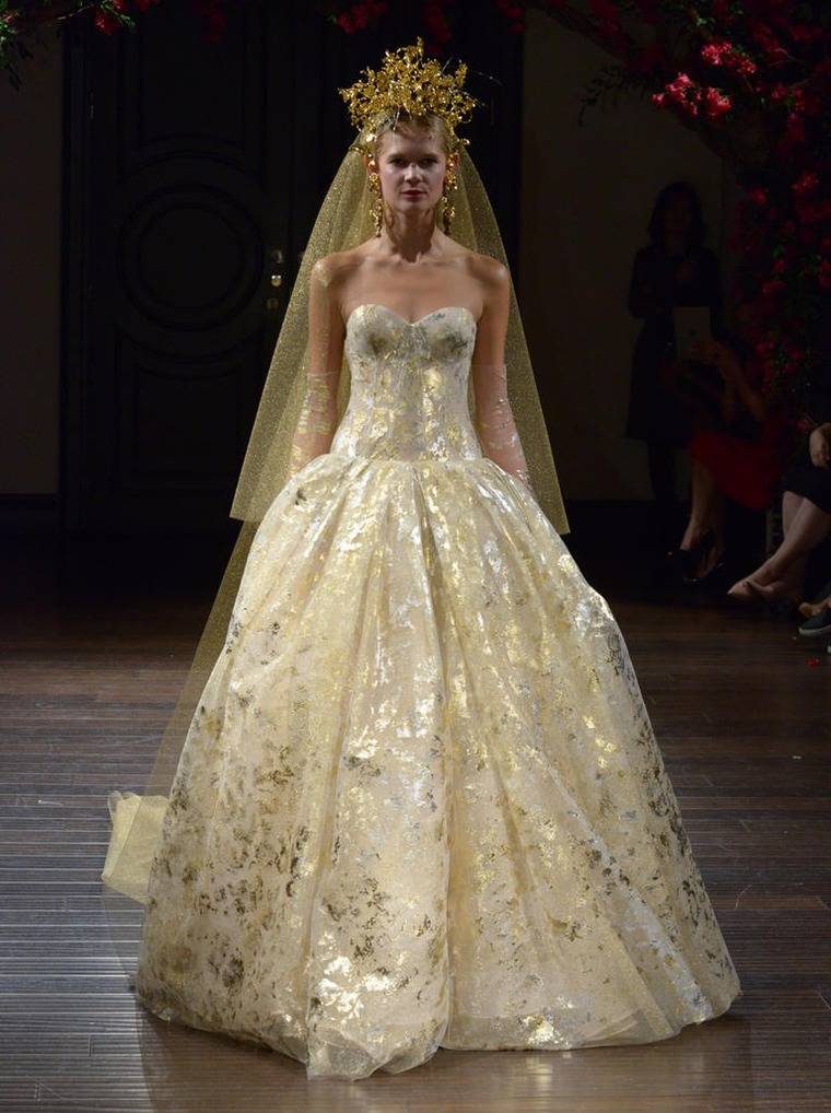 Платье для невесты золотого цвета: кому подойдет, актуальные модели