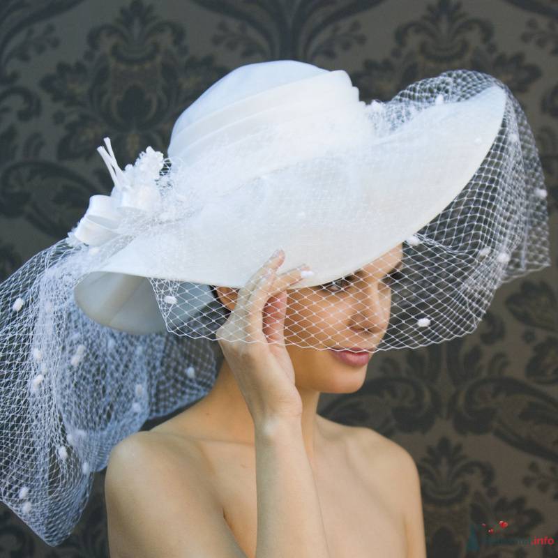 Свадебные шляпки с вуалью и без: как выбрать под платье, что такое вуалетка, таблетка и цилиндр, какую сделать прическу невесте под шляпу, примеры с фото