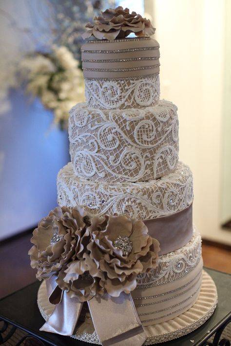 Кружевной торт на свадьбу: с украшением на краях