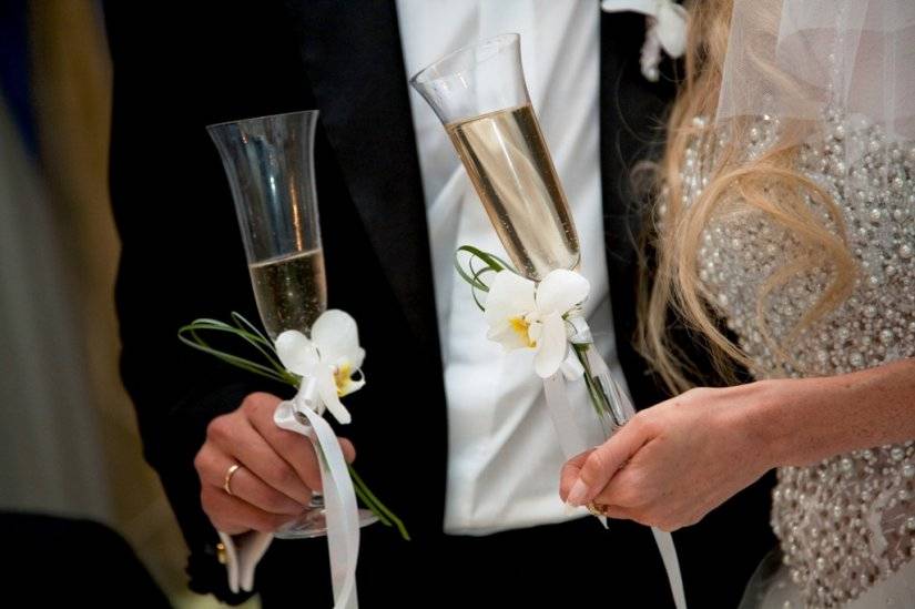 Почему жених и невеста разбивают свадебные бокалы