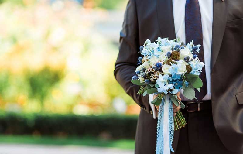 Какие цветы принято дарить на свадьбу молодоженам