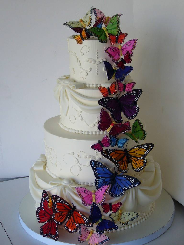 Свадебный торт с бабочками и цветами – самые красивые фото
