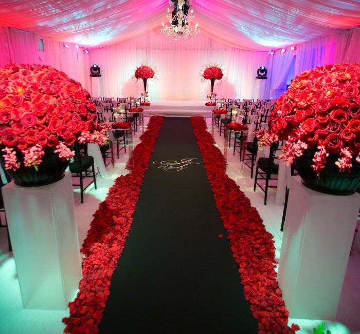 Красный свадебный стиль: аксессуары, наряды, декор