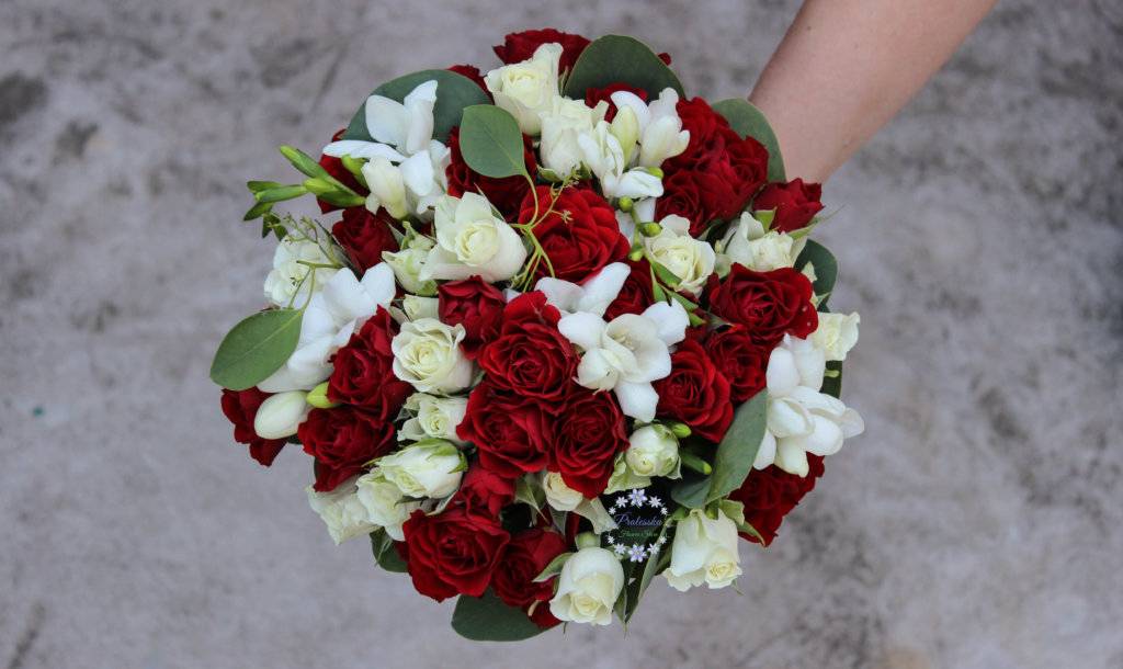 Свадебный букет из красных цветов как яркий элемент образа невесты