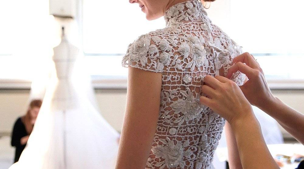 Атласное платье для невесты: как выбрать подходящий фасон и детали