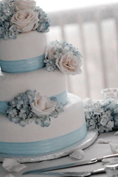 Букет невесты бело-синий из роз ?