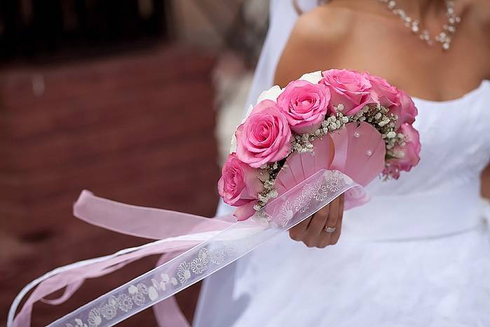 Белый букет невесты: идеи для свадебного аксессуара с фото – маленький и нежный или каскад, в классическом стиле, с цветами бело-кремовых тонов