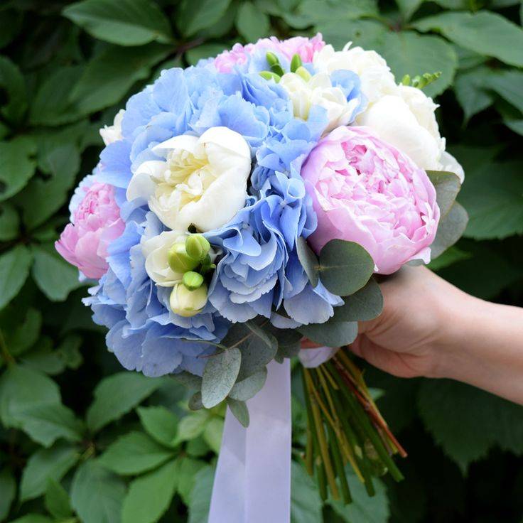 Синий букет невесты: сине-белого, красно-синего, сине-голубого, темно-синего, сине-фиолетового, желто-синего цвета из роз, пионов и лилий с фото
