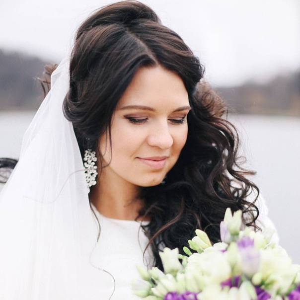 Свадебная прическа пучок: с фатой, с челкой, для длинных и средних волос (50 фото)