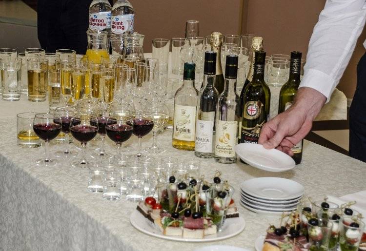 Выбираем вино на свадьбу и подсчитываем количество спиртного. фото, видео.