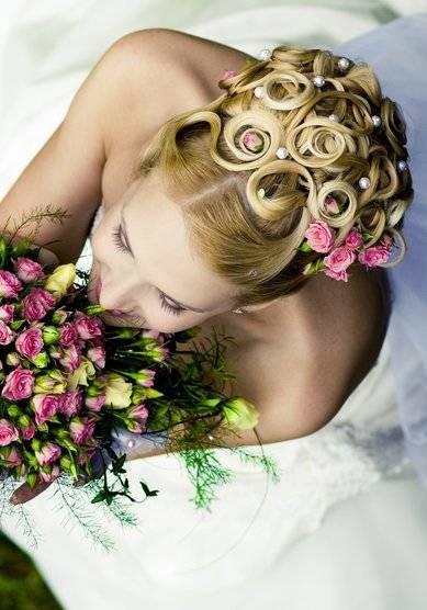 Идеи свадебной прически с цветами
