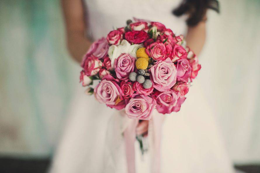 Зеленый декор – букет невесты с эвкалиптом в сочетании с розами и другими цветами