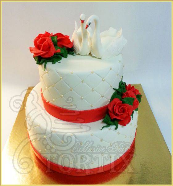 Как сделать свадебный торт с лебедями и розами: инструкция