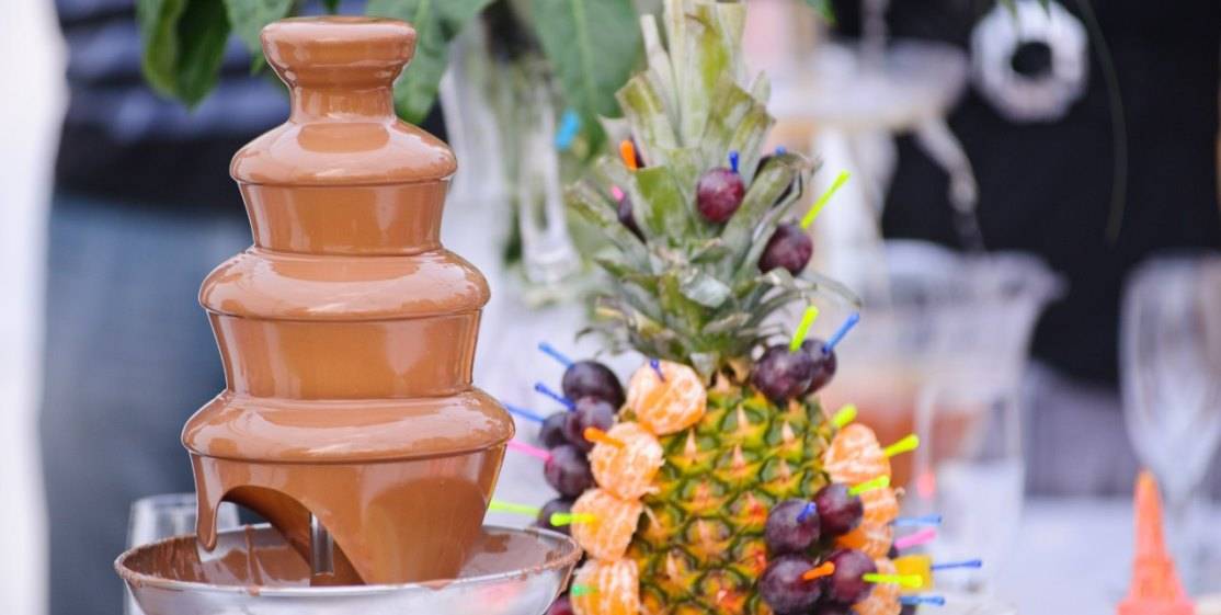Самые вкусные и недорогие рецепты салатов на свадьбу с фото ‒ чем удивить гостей?