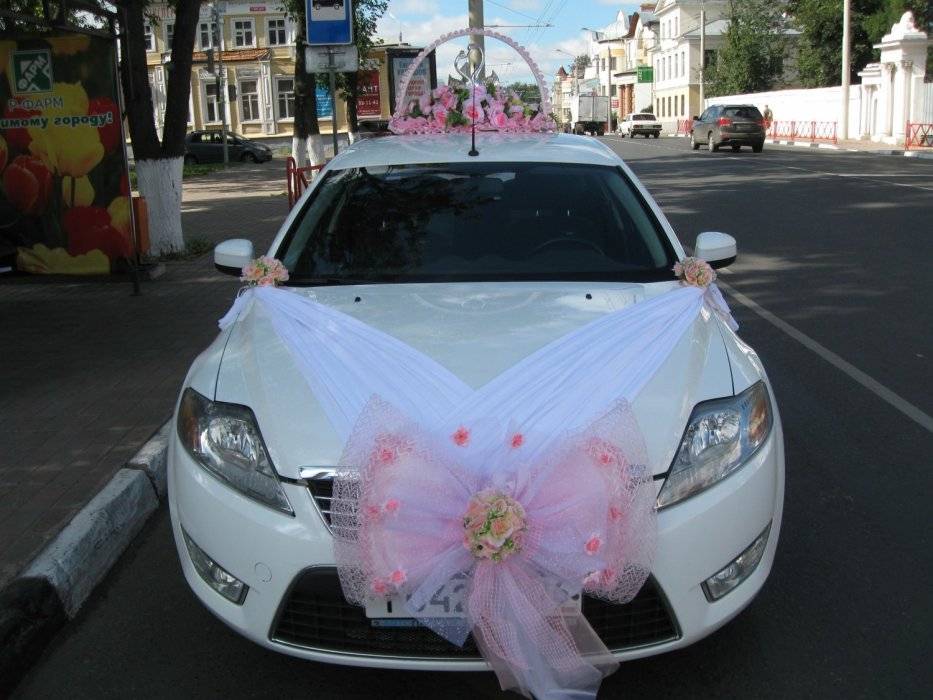 Правильно выбираем свадебные украшения на машину