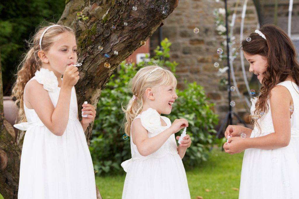 Дети на свадьбе: чем их занять и как задействовать в праздновании?